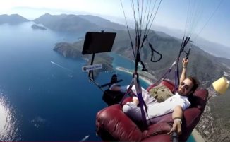 Video: Man goes paragliding – complete with couch and TV